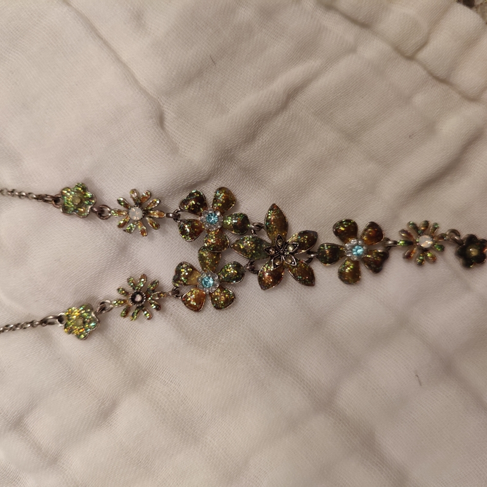 Necklace, pretty and glittery.